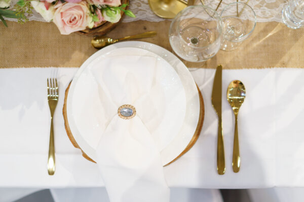 Teller, Besteck, Gläser, Tassen, Candy Bar, Getränkespender, Servietten, Platzteller