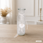Vase mit weißen Bändern
