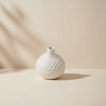 weiße Vase mit Punkten